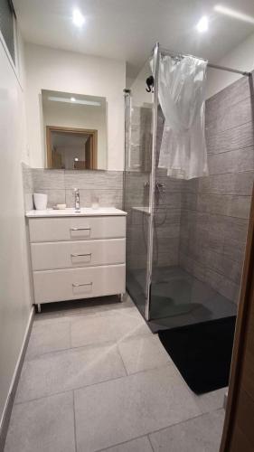 une salle de bain avec douche et lavabo dans l'établissement Résidence Grand Sud - Appartement 6 couchages proche plage MAE-7554, à Six-Fours-les-Plages