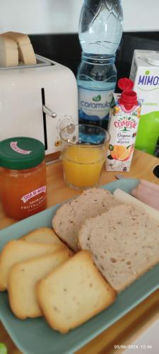 Un plato con pan y otros ingredientes sobre una mesa. en Casa Joaquina, en Carreço