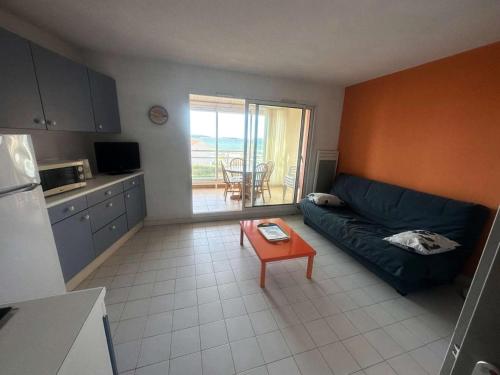 un salon avec un canapé et une table dans l'établissement Résidence Morieres B - Super appartement 4 couchages dans le domaine de la Coudoulière MAE-7334, à Six-Fours-les-Plages