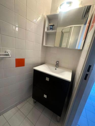 une salle de bain avec un lavabo et un miroir dans l'établissement Résidence Morieres B - Super appartement 4 couchages dans le domaine de la Coudoulière MAE-7334, à Six-Fours-les-Plages