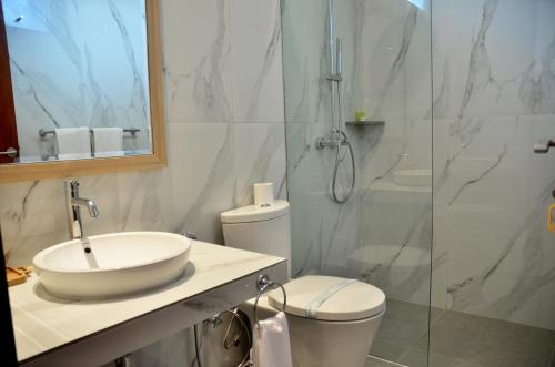 a bathroom with a toilet and a sink and a shower at Atsuka Hill View Villa 8 bedrooms with a private heated swimming pool in Bandung