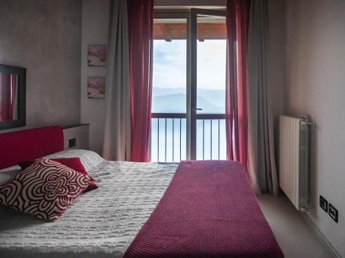 En eller flere senge i et værelse på Beatrice - vibrant flat with Lake view