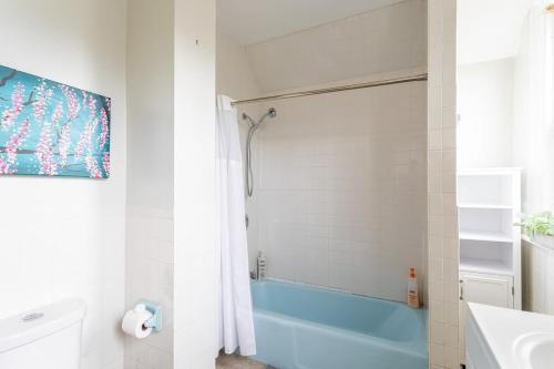 Gallery image of Newly Renovated 5BR 2BA Haven with Amenities in Bridgeport