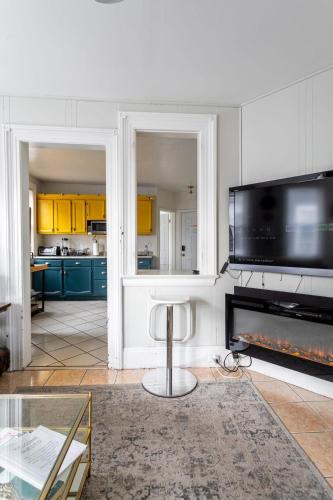 Gallery image of Newly Renovated 5BR 2BA Haven with Amenities in Bridgeport