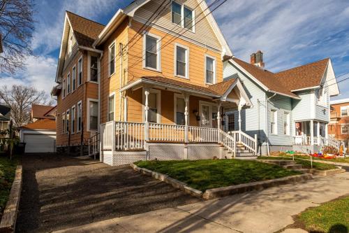 Gallery image of Newly Renovated 5BR 2BA Haven with Amenities in Bridgeport