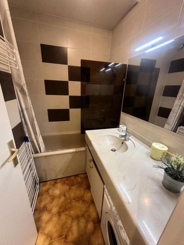 une salle de bain avec un lavabo et une baignoire dans l'établissement Résidence Alisier - T3 dans le domaine de la Coudoulière proche de la mer MAE-8961, à Six-Fours-les-Plages