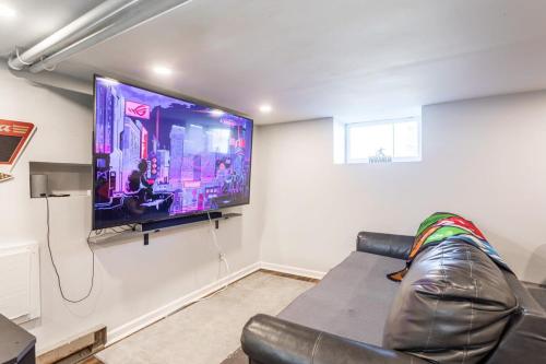 a living room with a couch and a flat screen tv at Spacious&Gracious- 5BR Fam-Friendly near I95&Shops in Fairfield