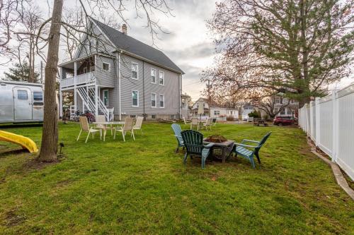 a yard with chairs and a table in front of a house at Spacious&Gracious- 5BR Fam-Friendly near I95&Shops in Fairfield