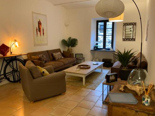 un salon avec un canapé et une table dans l'établissement La terrasse suspendue, à Saint Alban Auriolles