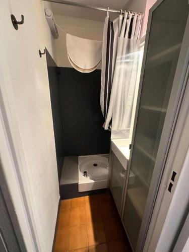 une petite salle de bain avec toilettes et douche dans l'établissement Résidence Verdon - Appartement T2 de 4 couchages à deux pas de la mer MAE-7711, à Six-Fours-les-Plages