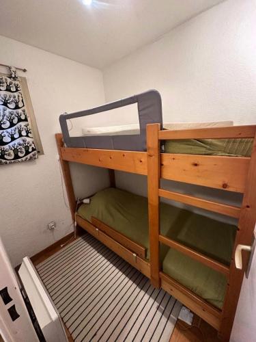 Cette petite chambre comprend des lits superposés. dans l'établissement Résidence Drakkar - Appartement cosy dans domaine arboré avec piscine et tennis MAE-8711, à Six-Fours-les-Plages