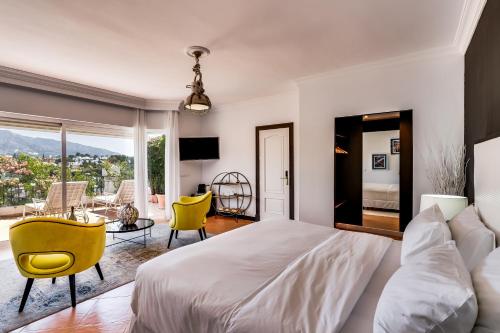 A bed or beds in a room at Molo Luxury Suites Puerto Banus