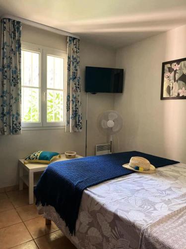 une chambre avec un grand lit et une fenêtre dans l'établissement Résidence Rivages - Cosy T2 dans le domaine de la Coudoulière pour 5 personnes MAE-6131, à Six-Fours-les-Plages