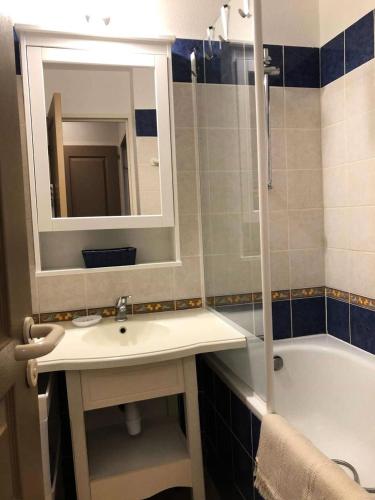 une salle de bain avec un lavabo, un miroir et une baignoire dans l'établissement Résidence Rivages - Cosy T2 dans le domaine de la Coudoulière pour 5 personnes MAE-6131, à Six-Fours-les-Plages