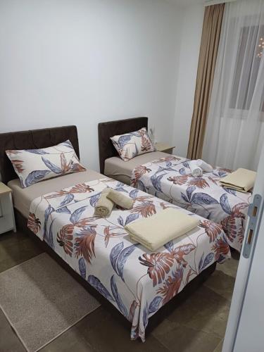two beds sitting next to each other in a room at Prenoćište SILVER LUX Srebrno Jezero in Veliko Gradište