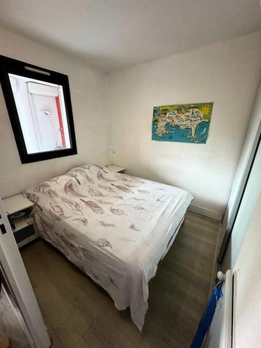 une petite chambre avec un lit et une fenêtre dans l'établissement Résidence Jardins D Azur C - T2 avec piscine collective a deux pas de la mer MAE-2631, à Six-Fours-les-Plages