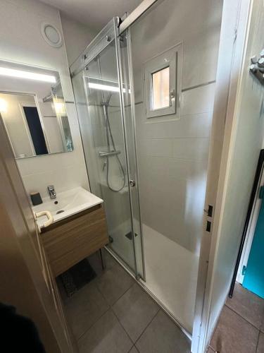 une salle de bain avec douche et lavabo dans l'établissement Résidence Rivages - Cocktail des îles, joli T2 climatisé avec vue sur piscine et mer dans le domaine de la Coudoulière MAE-0521, à Six-Fours-les-Plages