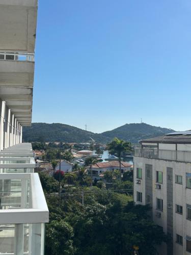 - un balcon offrant une vue sur la ville dans l'établissement Flat Samba, à Cabo Frio