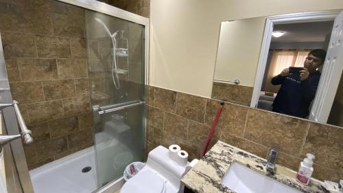 Ένα μπάνιο στο Masterbedroom with Private washroom