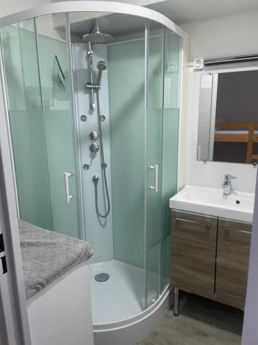 une salle de bain avec douche et lavabo dans l'établissement Studio cabine 4 pers, plage du Grazel, à Gruissan