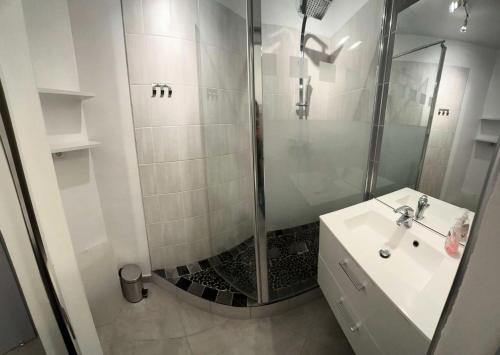 une salle de bain avec douche et lavabo dans l'établissement Résidence Alisier - T2 dans le domaine de la Coudoulière proche de la mer MAE-1191, à Six-Fours-les-Plages