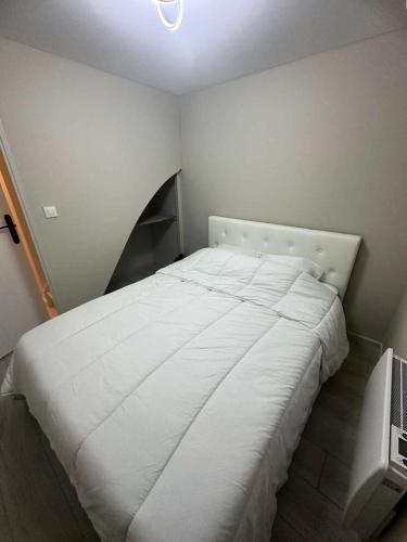 - une petite chambre avec un lit blanc dans l'établissement Résidence Port Helena Coudouliere - Magnifique appartement pour 4 personnes refait a neuf en duplex vue mer MAE-7151, à Six-Fours-les-Plages