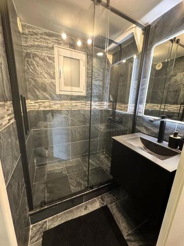 une salle de bain avec douche et lavabo dans l'établissement Résidence Port Helena Coudouliere - Magnifique appartement pour 4 personnes refait a neuf en duplex vue mer MAE-7151, à Six-Fours-les-Plages