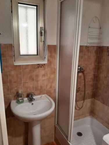 une salle de bain avec un lavabo et une douche dans l'établissement Résidence Marines D'aryana - Appartement 5 couchages proche plage dans résidence avec piscine MAE-3651, à Six-Fours-les-Plages
