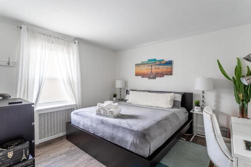 Ένα ή περισσότερα κρεβάτια σε δωμάτιο στο Modern 3BR Apartment Downtown HarborPt I-95 Train