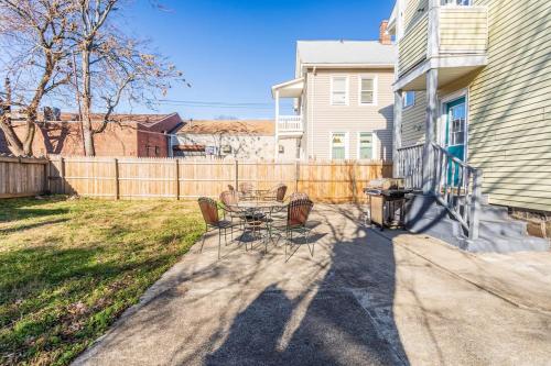 a patio with a table and chairs and a fence at The B&W Haven 5BR Home with yard theater in Bridgeport