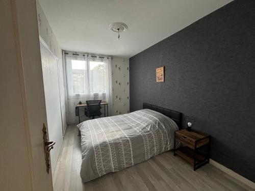 une petite chambre avec un lit et une fenêtre dans l'établissement appartement type 5 proche circuit des 24h du mans, au Mans