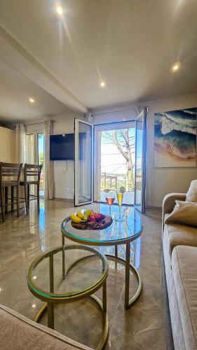 un salon avec une table et un canapé dans l'établissement F3 dans une villa SuperCannes, à Vallauris