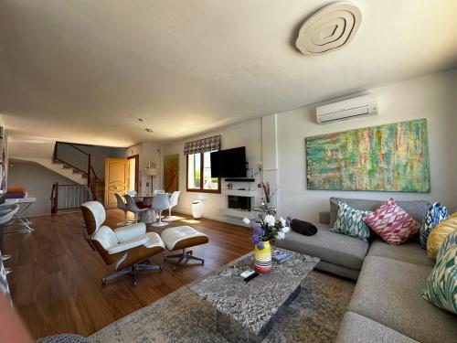 TV a/nebo společenská místnost v ubytování Casa El Verano - Traumhaus am Es Trenc