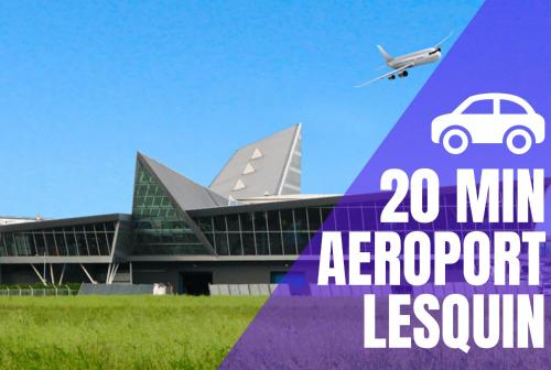 une voiture garée devant un bâtiment avec un avion dans l'établissement GameClub - Les Demeures d'Adrien, à Carvin