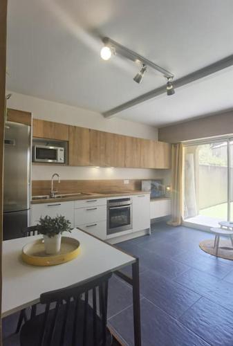 une cuisine avec une table et un comptoir dans l'établissement Studio Tholema 5nuits minimum, à Argelès-sur-Mer