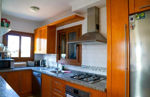 A kitchen or kitchenette at La Torre Alba - La Finca Golf Resort