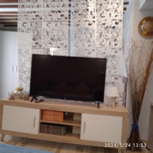 a flat screen tv sitting on top of a entertainment center at Apartamento Turístico El Empedrado de M&G in Colmenar de Oreja