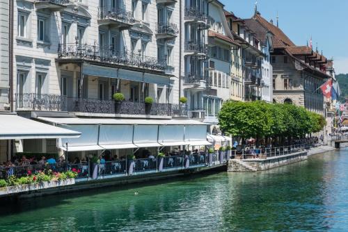 Výhled na řeku, která protéká v blízkosti hotelu