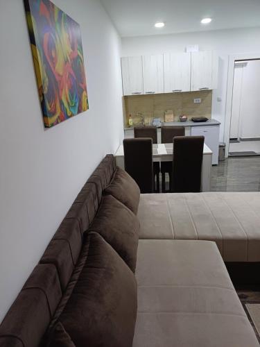 a living room with a couch and a kitchen at Prenoćište SILVER LUX Srebrno Jezero in Veliko Gradište