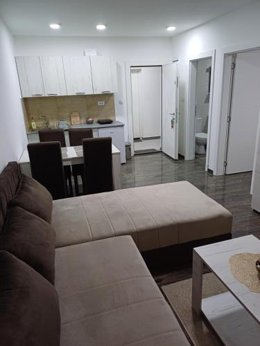 a living room with a couch and a kitchen at Prenoćište SILVER LUX Srebrno Jezero in Veliko Gradište