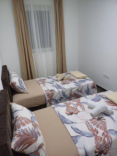 a hotel room with two beds in a room at Prenoćište SILVER LUX Srebrno Jezero in Veliko Gradište