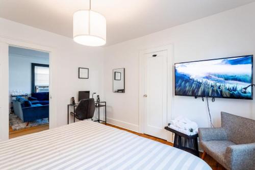 a bedroom with a bed and a couch and a tv at The Blue Sapphire 2BR 2 King beds & ample backyard in Bridgeport