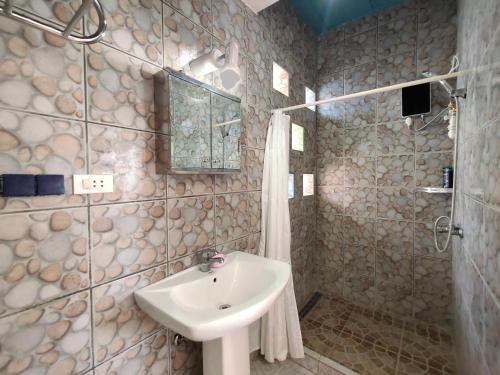 a bathroom with a sink and a shower at La Casa Alemanya in Moalboal