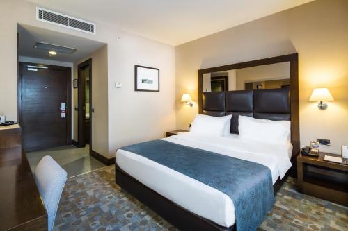 Giường trong phòng chung tại Midtown Hotel