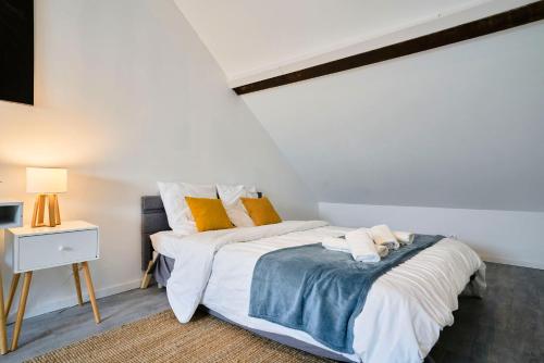 En eller flere senge i et værelse på GameClub - Les Demeures d'Adrien