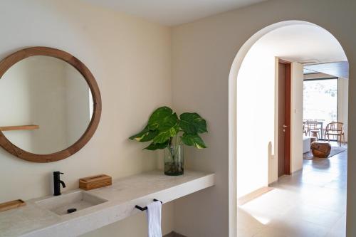 ein Badezimmer mit Spiegel und Waschbecken in der Unterkunft Jaden Hill Mountain City View Villa 8 bedrooms with a private heated swimming pool and a movie room in Bengkok