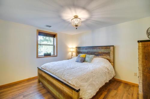 Ein Bett oder Betten in einem Zimmer der Unterkunft On-Site Lake Access Group Getaway in Afton