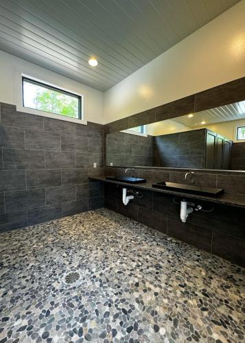 Gambar di galeri bagi Couples Glamping Cabin-Lazy Bear at Valley Bear Farms Resort di Balsam Grove