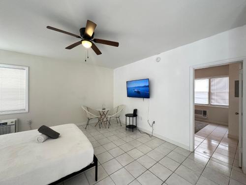- une chambre avec un ventilateur de plafond et une salle à manger dans l'établissement Fort Lauderdale 1 BDRM apartment -5 minutes walk to Las Olas Beach, à Fort Lauderdale