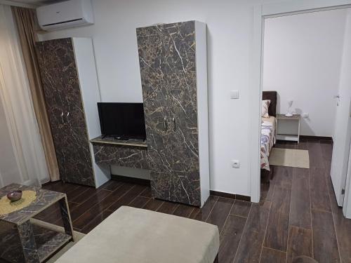 a living room with a tv on a wall at Prenoćište SILVER LUX Srebrno Jezero in Veliko Gradište